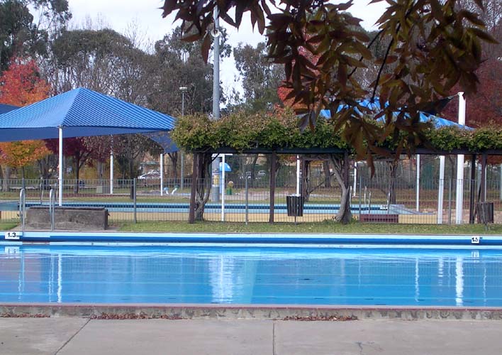 20040510-013-poolView.jpg